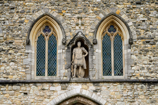 Statue of King Edward III between two gothic windows of the Guildhall on the second floor of the Bargate, a medieval gatehouse in the city of Southampton in the south of England, United Kingdom