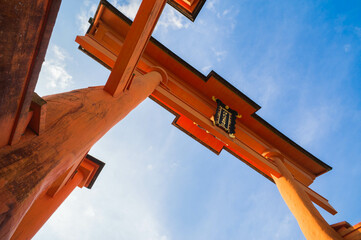 広島 夏の宮島の青空に映える厳島神社のオレンジ色の大鳥居