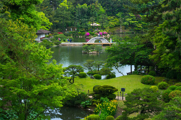 広島 縮景園の迎暉峰から眺める夏の日本庭園
