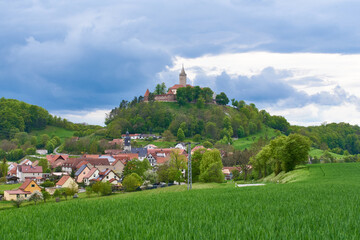Blick zur Leuchtenburg und den Ort Seitenroda in Th&uuml;ringen
