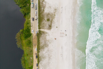 Imagens aéreas de casamento de frente para o mar na Praia do Foguete em Cabo Frio, na Região dos Lagos no estado do Rio de Janeiro - Brasil.
