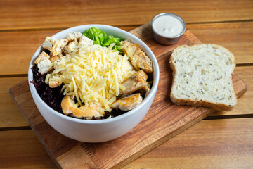 ensalada caesar con pollo hojas verdes queso y croutones