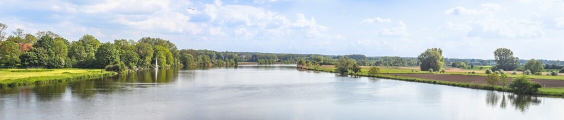 Fototapeta na wymiar Panorama-Blick von der Staustufe Schlüsselburg auf die Weser Richtung Süden