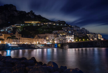 Fototapeta premium Blick auf Amalfi bei Nacht