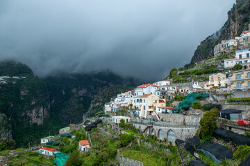 Fototapeta na wymiar Positano im Nebel (Amalfiküste)