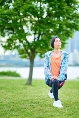 Fototapeta premium 都市の緑地で運動する女性