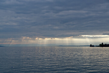 Lumi&egrave;res d'orage sur le lac L&eacute;man en Suisse