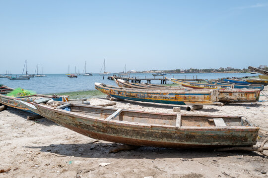 de vieilles pirogues sur la plage d'un port de pêche à Dakar au Sénégal en Afrique de l'Ouest