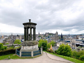 Blick von Calton Hill aus auf die Skyline von Edinburgh
