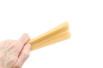 immagine in primo piano di mano che regge fascio di spaghetti di grano duro da filiera biologica su...