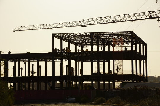 Construcci&oacute;n a contraluz durante el atardecer.