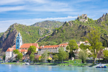 Fototapeta na wymiar Blick auf Dürnstein an der Donau mit Ruine im Hintergrund, Wachau, Österreich