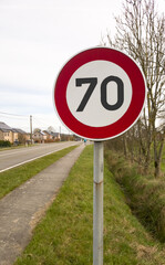 Panneau de limitation de vitesse à 70 km/h