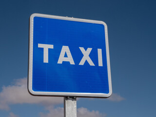 Taxi Schild weiße Schrift, blauer Hintergrund