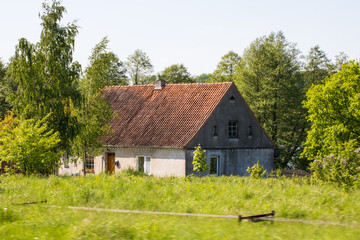 Fototapeta na wymiar dom na wsi 