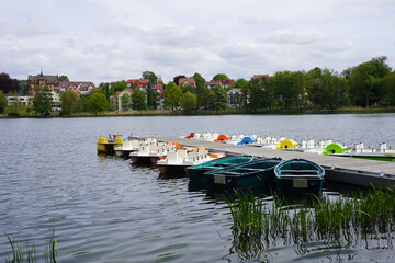 Steg mit Booten im Burgsee in der Bad Salzungen in Thüringen