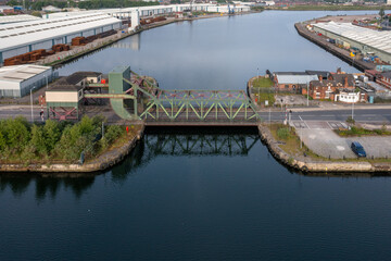 Obraz premium Green Bascule bridge Wirral Waters