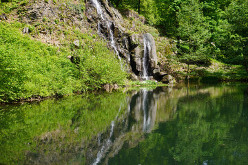 Naklejka na ściany i meble Blick auf den Luisenthaler Wasserfall im Park Altenstein bei Bad Liebenstein