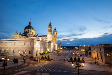 Fototapeta na wymiar Palacio Real und Almudena-Kathedrale (Madrid, Spanien)