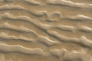Sand am Strand von Norderney, Wellenmuster mit Wasser