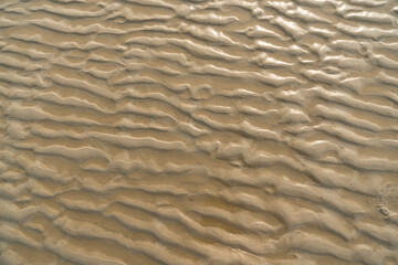 Sand am Strand von Norderney, Wellenmuster mit Wasser