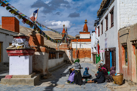 Local women practising traditional weaving in Lo-Manthang village, Kingdom of Mustang, Nepal, Asia