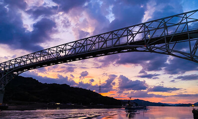 Fototapeta premium 夕焼けの早瀬大橋