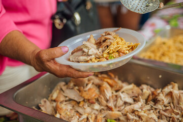 Pessoas servindo refeição em restaurante