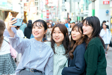 街中で自撮りする4人の女性達