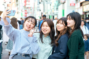 Fototapeta na wymiar 街中で自撮りする4人の女性達