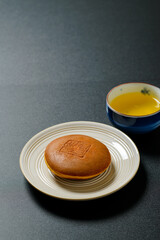 和菓子　どら焼き　しっとり、ふわふわの生地の間に粒あんがたっぷり入った美味しい和菓子