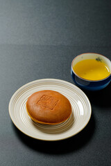 和菓子　どら焼き　しっとり、ふわふわの生地の間に粒あんがたっぷり入った美味しい和菓子