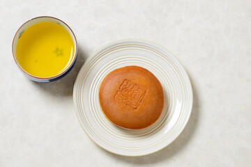 和菓子　どら焼き　しっとり、ふわふわの生地の間に粒あんがたっぷり入った美味しい和菓子