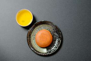 和菓子　どら焼き　しっとり、ふわふわの生地の間に粒あんがたっぷり入った美味しい和菓子