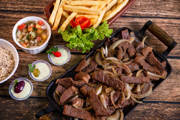 Porção de carne acebolada