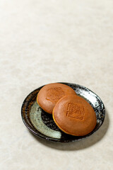 和菓子　どら焼き　しっとり、ふわふわの生地の間に粒あんがたっぷり入った美味しい和菓子