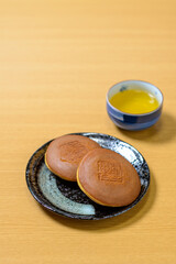 和菓子　どら焼き　しっとり、ふわふわの生地の間に粒あんがたっぷり入った美味しい和菓子