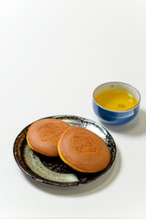 和菓子　どら焼き　しっとり、ふわふわの生地の間に粒あんがたっぷり入った美味しい和菓子