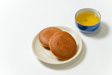 和菓子　どら焼き　しっとり、ふわふわの生地の間に粒あんがたっぷり入った美味しい和菓子