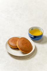 和菓子　どら焼き　しっとり、ふわふわの生地の間に粒あんがたっぷり入った美味しい和菓子