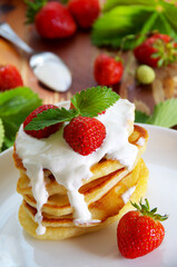 pancakes with strawberries and cream
