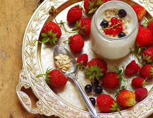 muesli with yogurt and strawberries