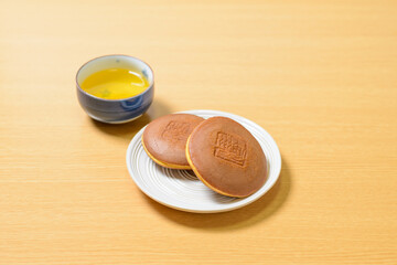 和菓子　どら焼き　しっとり、ふわふわの生地の間に粒あんがたっぷり入った美味しい和菓子