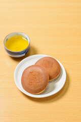 和菓子　どら焼き　しっとり、ふわふわの生地の間に粒あんがたっぷり入った美味しい和菓子