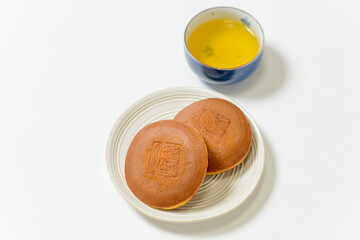 和菓子　どら焼き　しっとり、ふわふわの生地の間に粒あんがたっぷり入った美味しい和菓子