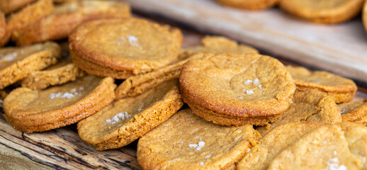 vue sur des biscuits ronds avec des grains de sucre empilés sur une assiette de service