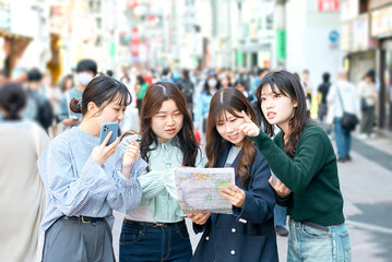 都会で道に迷う女性4人