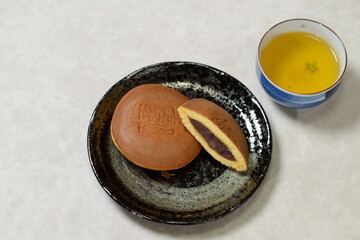 和菓子　どら焼き　しっとり、ふわふわの生地の間に粒あんがたっぷり入った美味しい和菓子