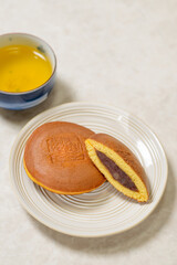 和菓子　どら焼き　しっとり、ふわふわの生地の間に粒あんがたっぷり入った美味しい和菓子