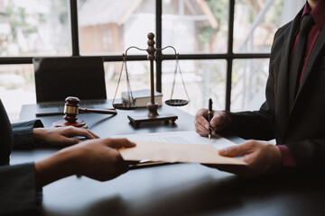 Lawyer or legal counsel agrees to accept the bribe in an envelope do illegal business Corruption in the contracting business Corruption and bribery before signing business contracts.